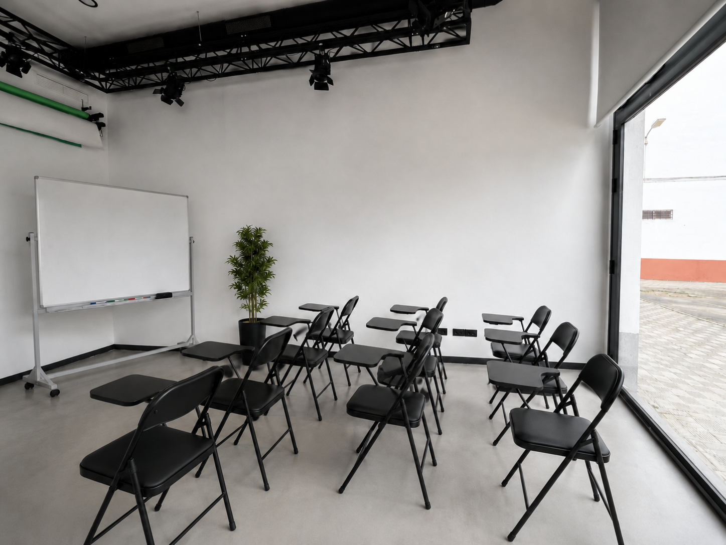 Aula multifuncional preparada para clases y formaciones