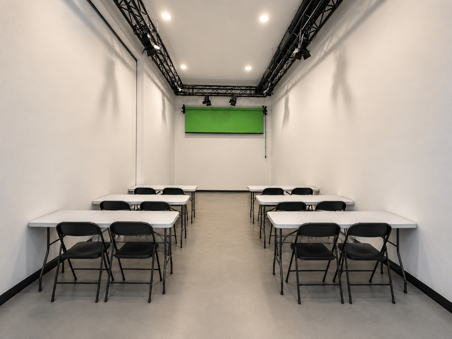Aula de formación equipada para cursos y seminarios en San Fernando, Cádiz